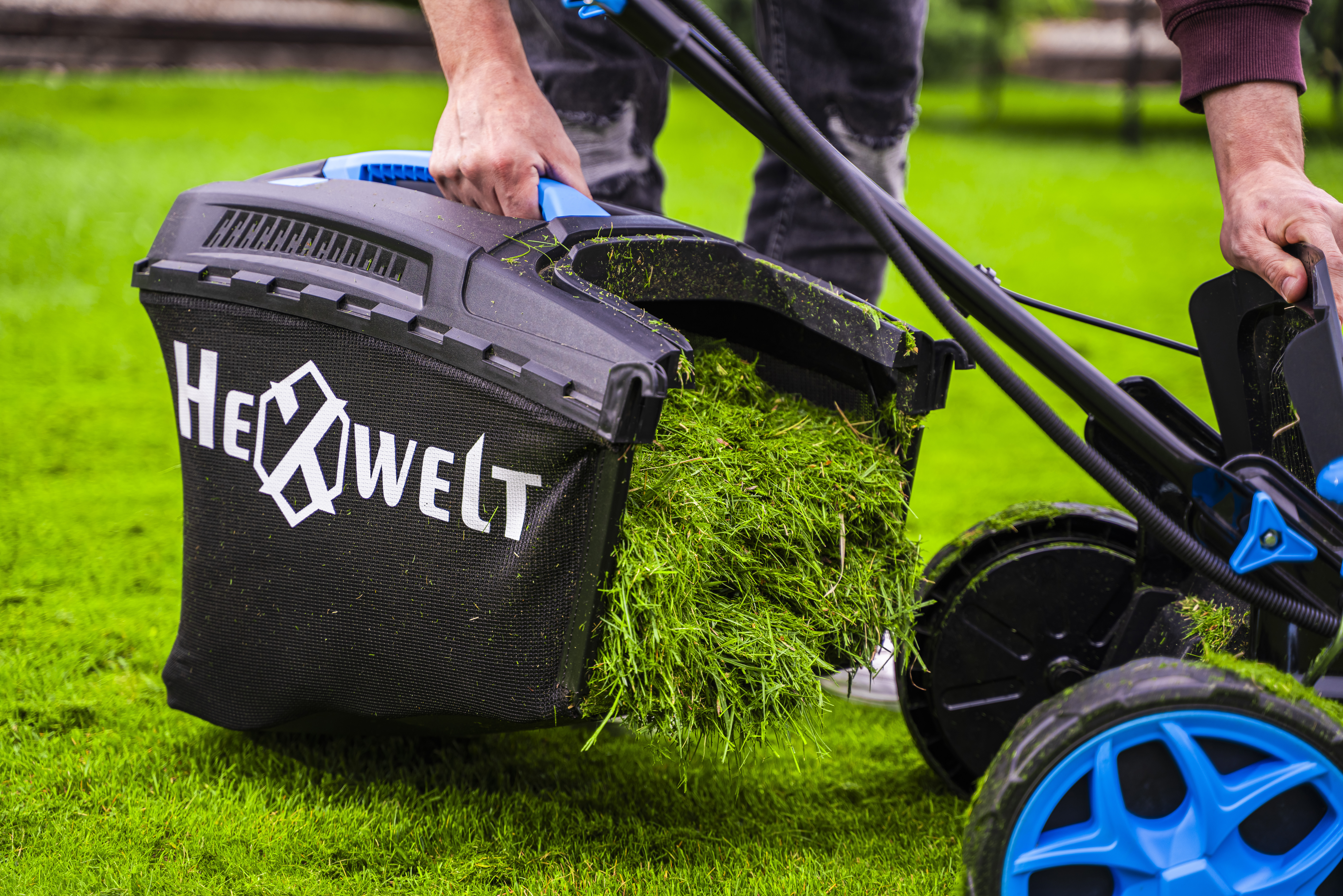 Hexwelt fűnyíró munka közben