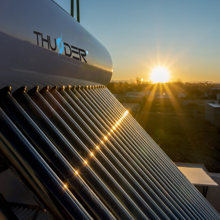 THUNDER nyomás nélküli napkollektor 100 literes tartállyal